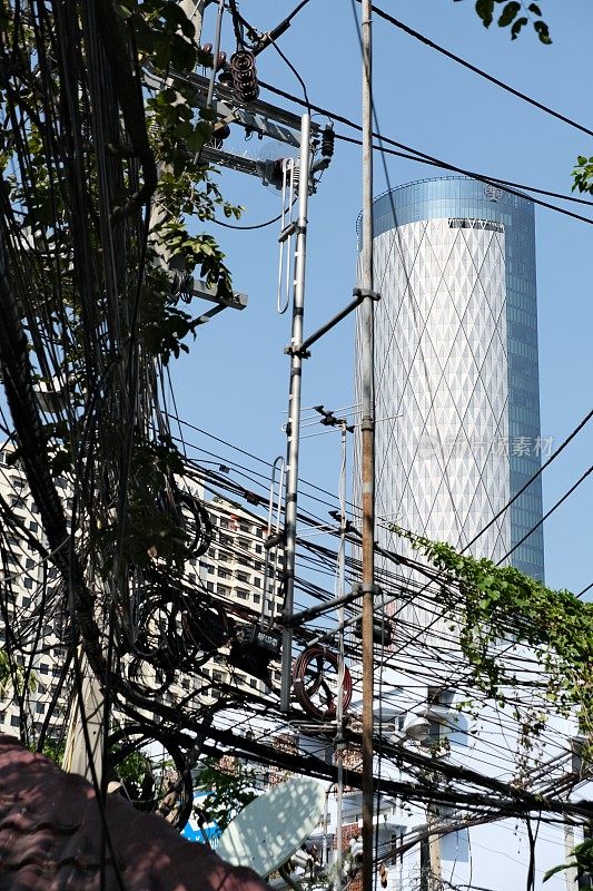 泰国曼谷Khlong San区的高层建筑下的电缆